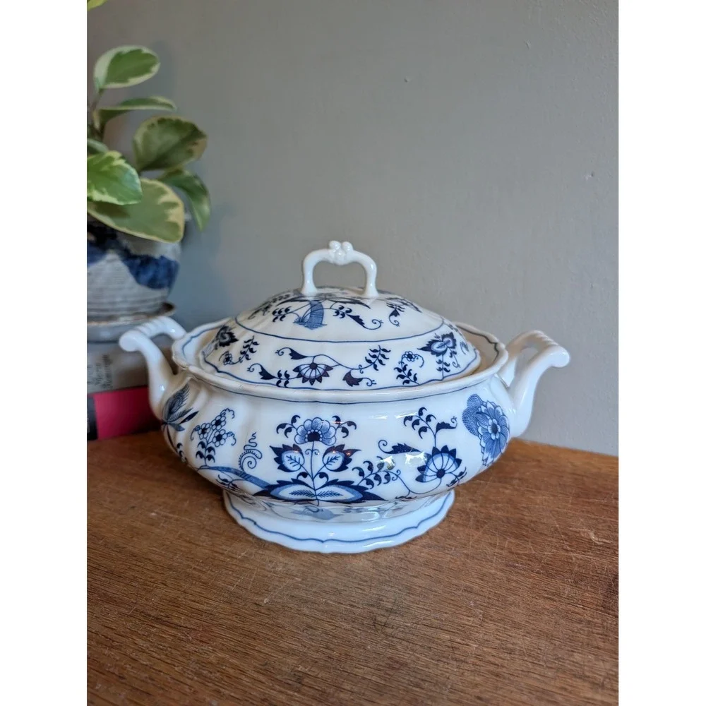 Blue Danube Vintage Round Covered Vegetable Bowl Blue Onion Japan Porcelain